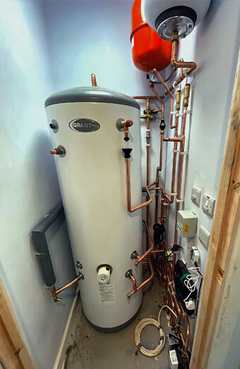https://melvillehotwater.com.au/uploads/2025/06/gas-hot-water-system-11703.jpg